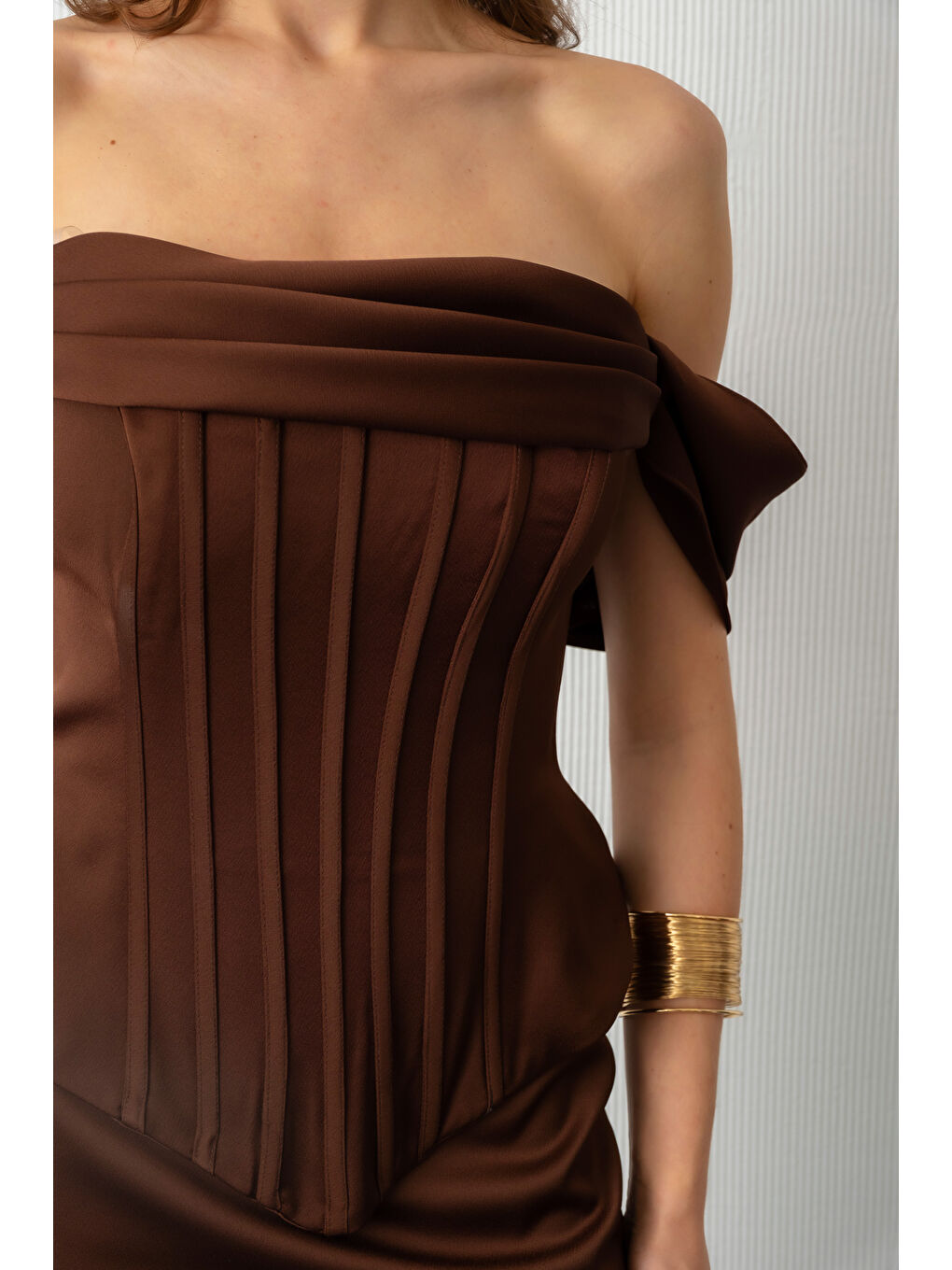 Kadın Kahverengi Kayık Yaka Balenli Peplum Kesim Saten Abiye Elbise-4