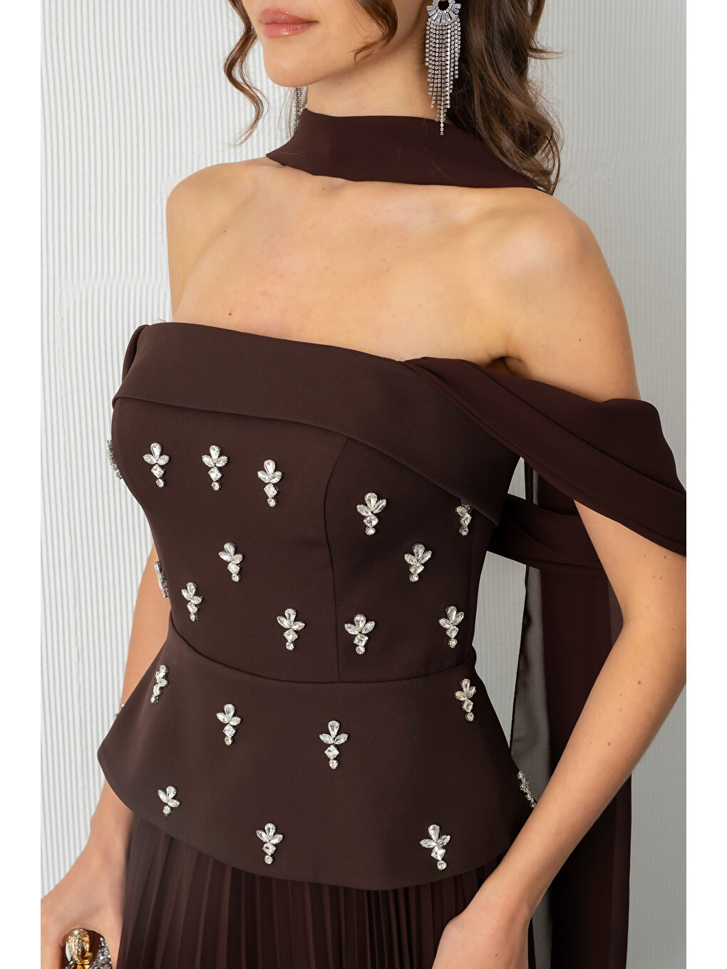 Kadın Kahverengi Straplez Yaka Taşlı Uzun Söz Nişan Nikah Abiye Elbise-4