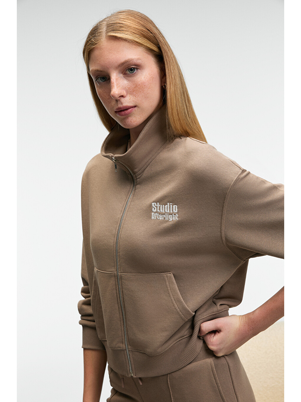 Bej Torına Kadın Nakış Detaylı Fermuarlı Çift Cepli Relax Vizon Sweatshirt