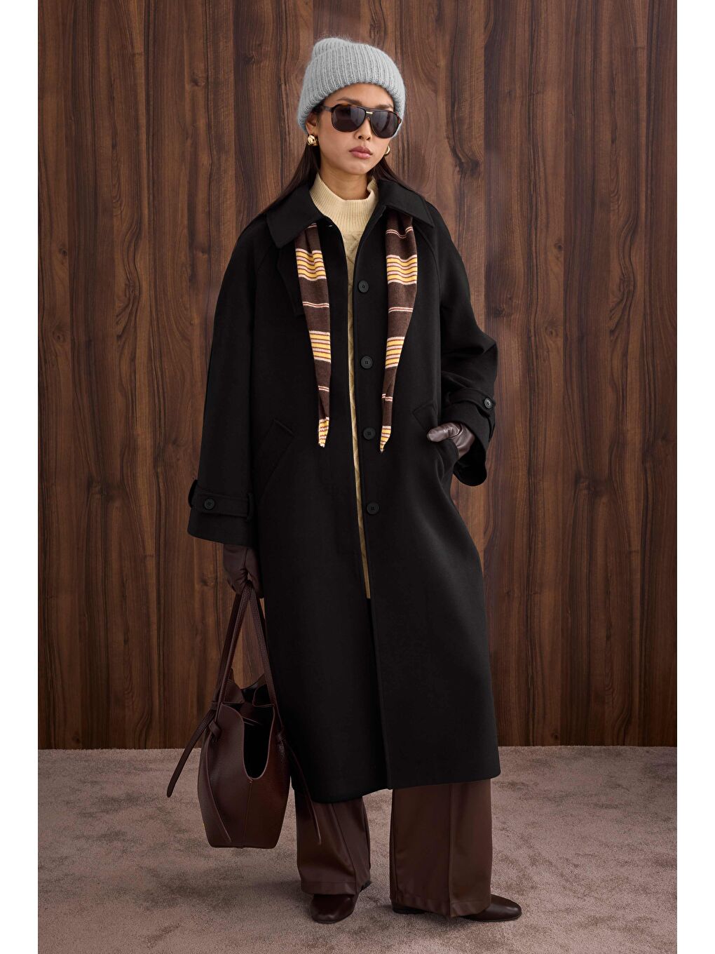 Yaka Detaylı Kaban Siyah