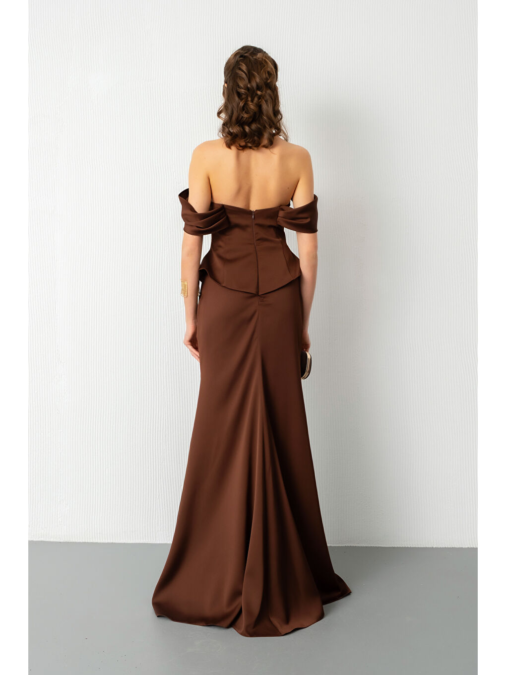 Kadın Kahverengi Kayık Yaka Balenli Peplum Kesim Saten Abiye Elbise-5