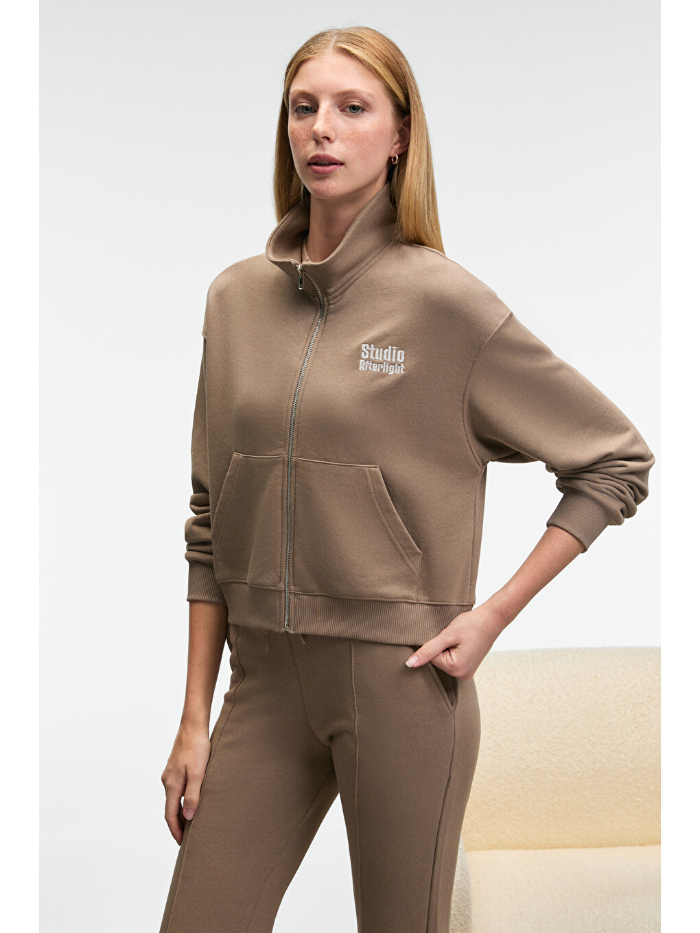 Bej Torına Kadın Nakış Detaylı Fermuarlı Çift Cepli Relax Vizon Sweatshirt-1