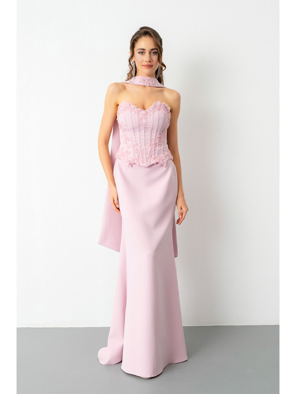 Pembe Kadın Pudra Güpür Aplikeli Balen Korse Detay Uzun Söz Nişan Abiye Elbise-1