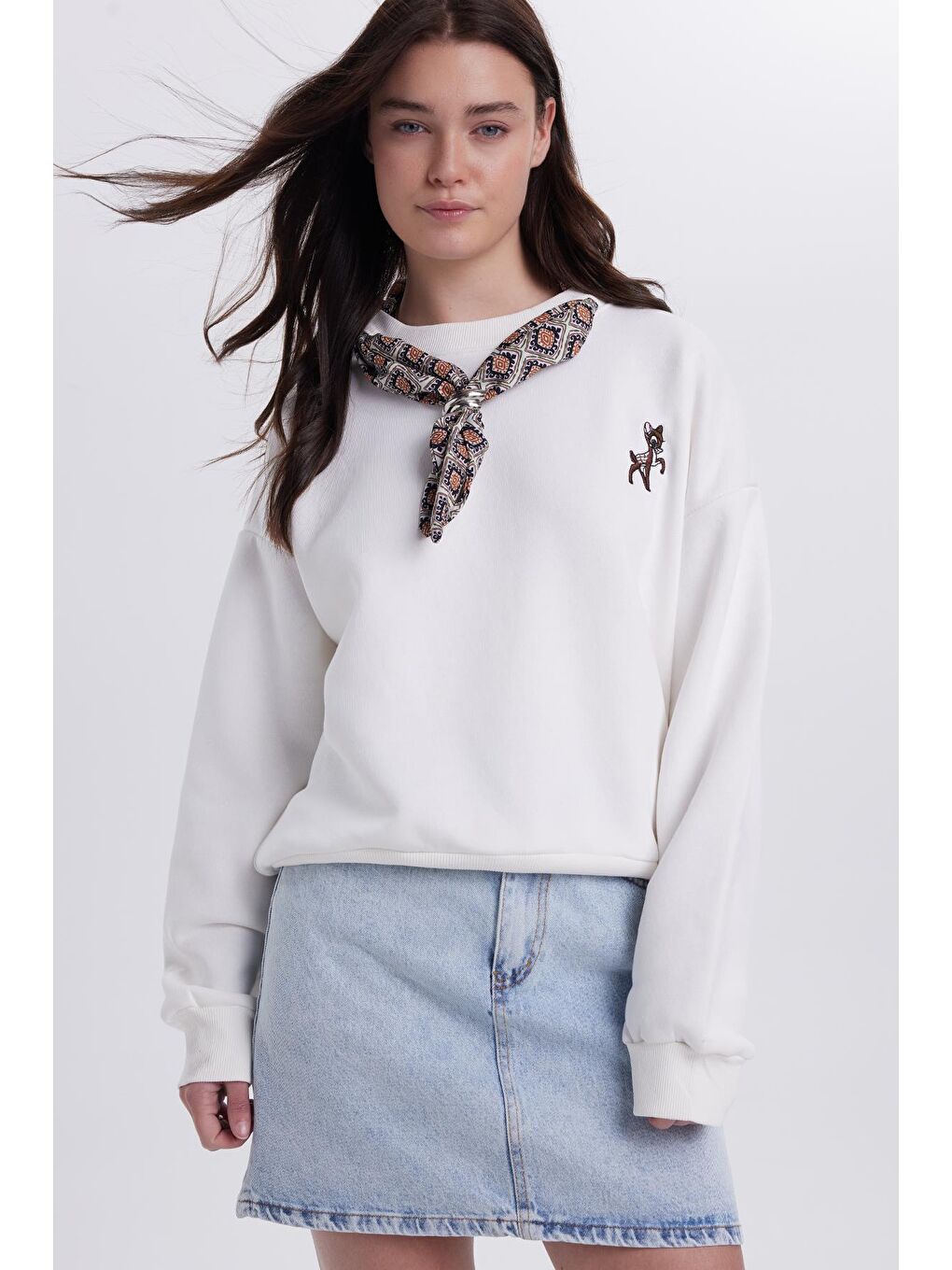 Kadın Oversize Geniş Kesim Pamuklu Fular Detaylı Bisiklet Yaka Beyaz Sweatshirt