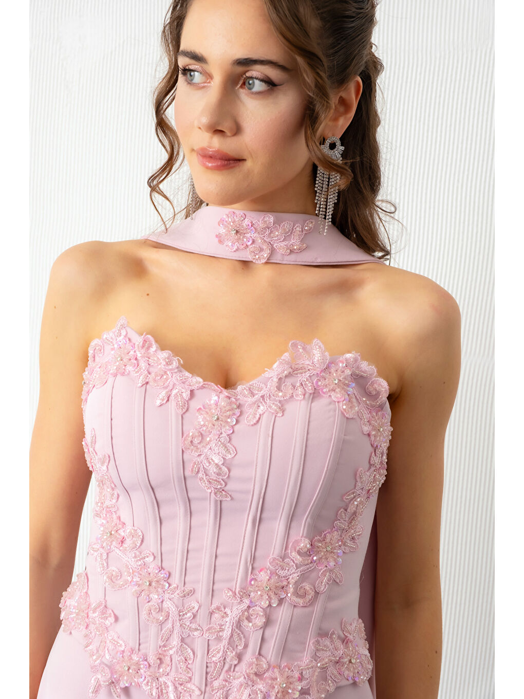 Pembe Kadın Pudra Güpür Aplikeli Balen Korse Detay Uzun Söz Nişan Abiye Elbise-3