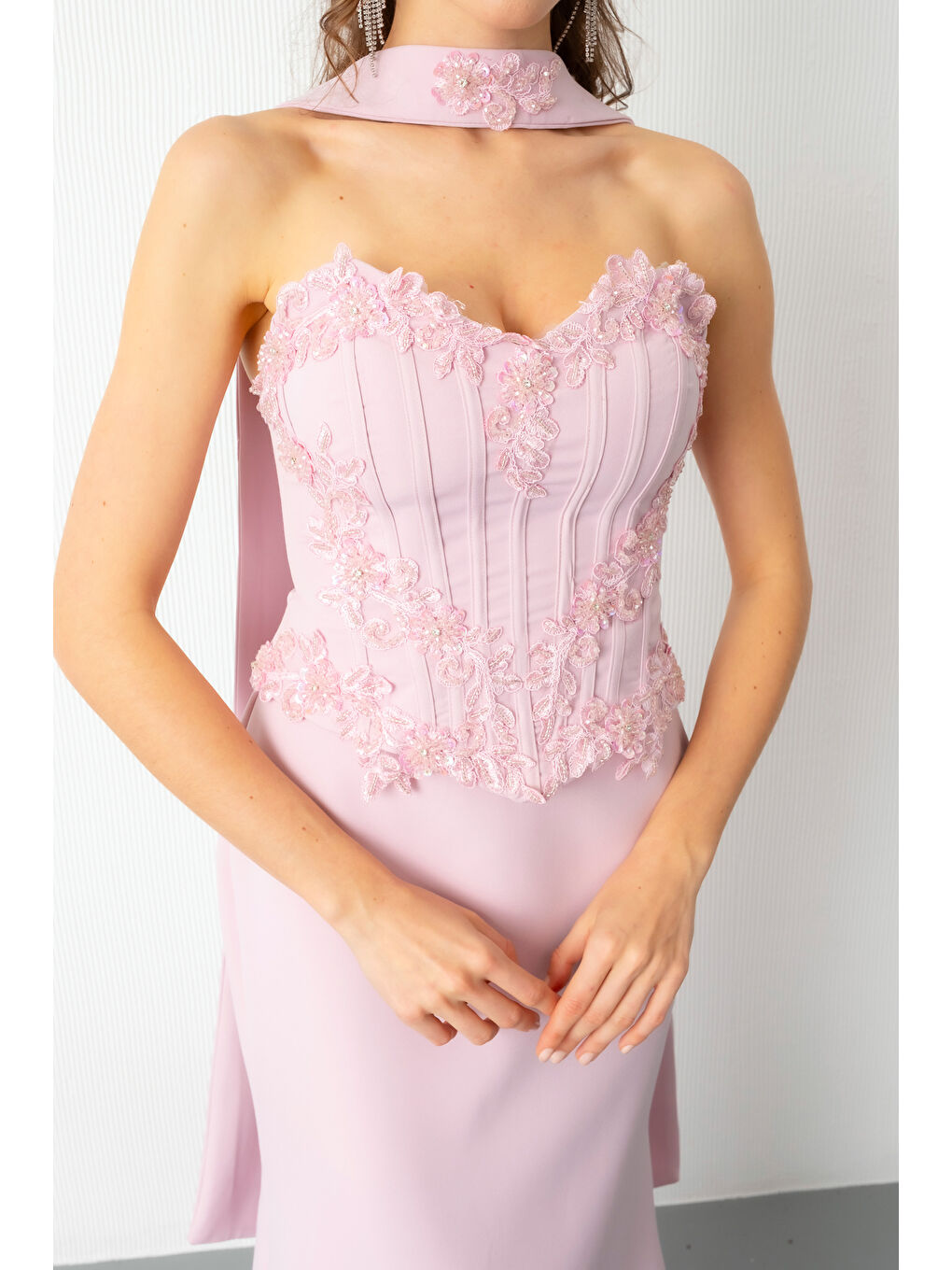 Pembe Kadın Pudra Güpür Aplikeli Balen Korse Detay Uzun Söz Nişan Abiye Elbise-4