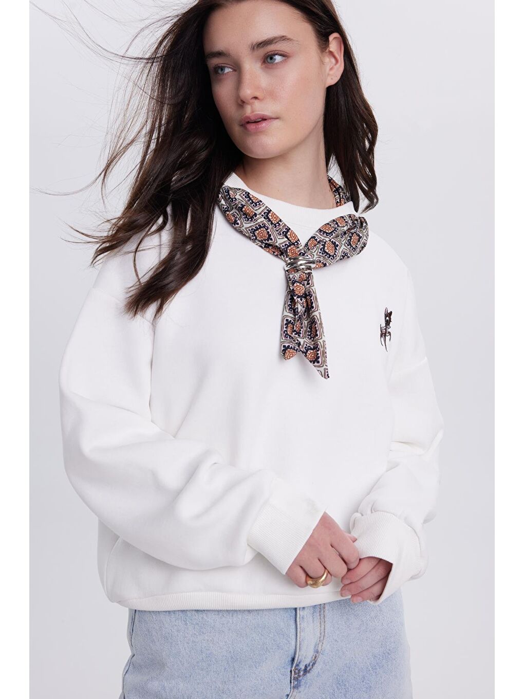 Kadın Oversize Geniş Kesim Pamuklu Fular Detaylı Bisiklet Yaka Beyaz Sweatshirt-1