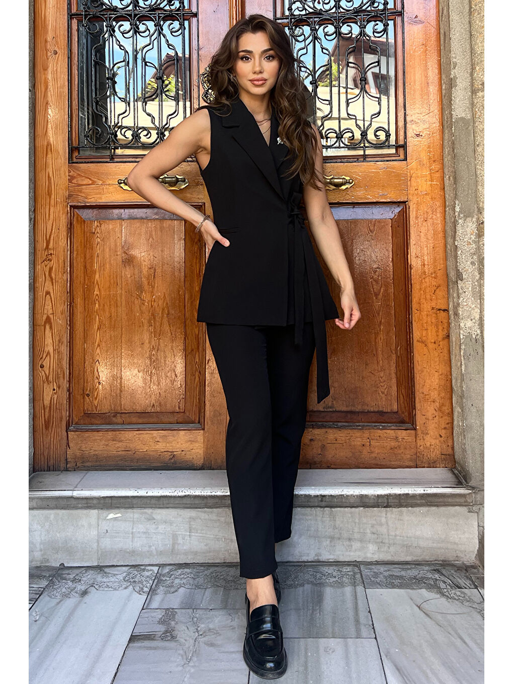 Siyah Broş Detaylı Bel Kuşaklı Kadın Yelek Pantolon İkili Takım