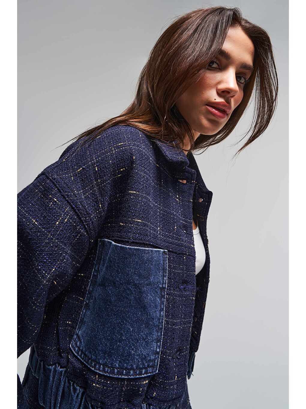 Beyaz Kadın Koyu Jean Rengi T 2w5-7 Dokuma Denim Kumaş Karışımlı Önü Düğmeli Özel Tasarım Bomber Ceket-3