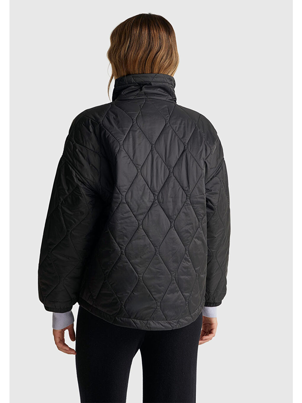 Kadın Siyah Fermuarlı Cepli Dik Yaka Kapitone Mont-2