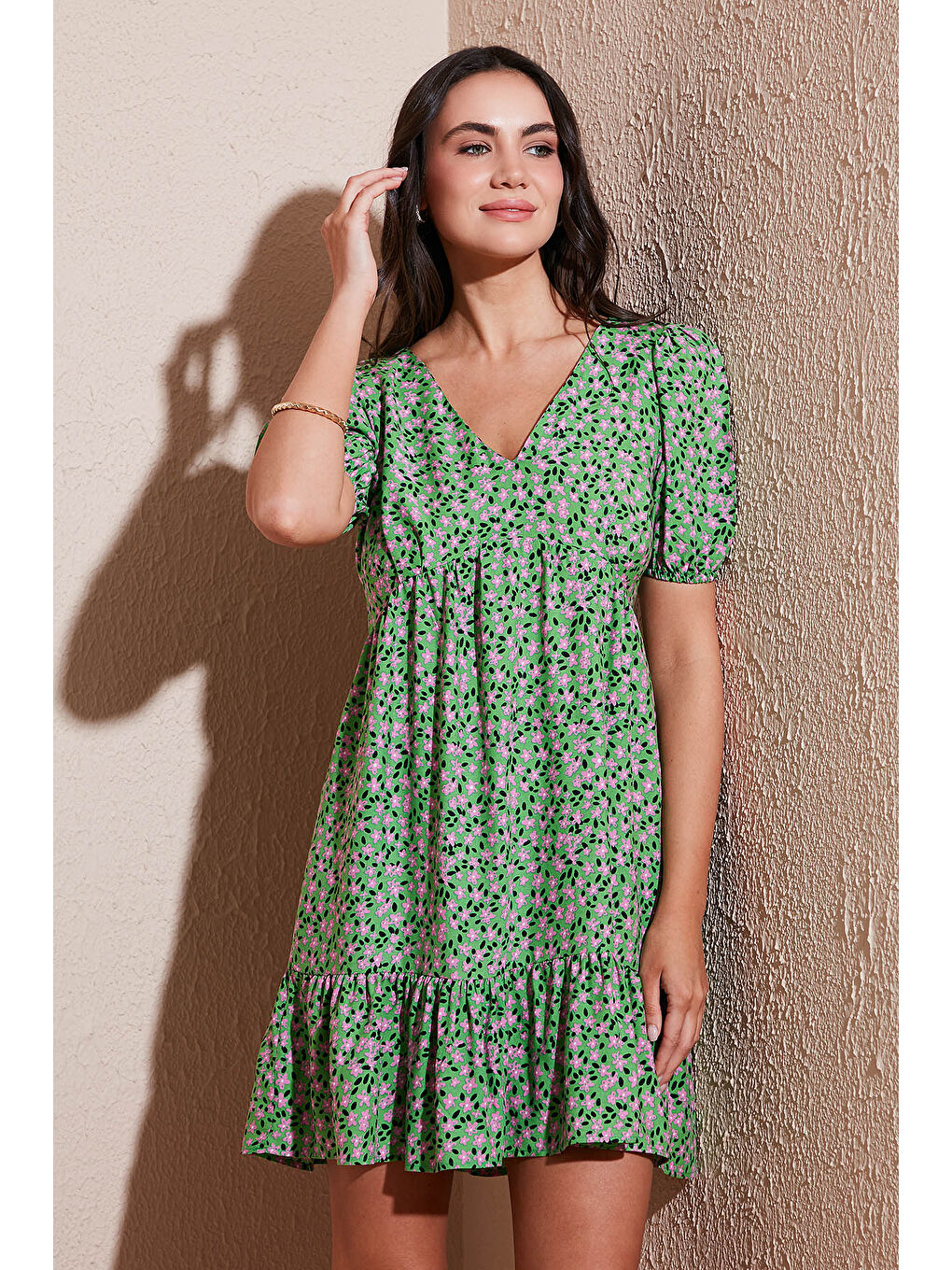 Yeşil Regular Fit V Yaka Balon Kol Desenli Mini Kadın Elbise 67810045-1