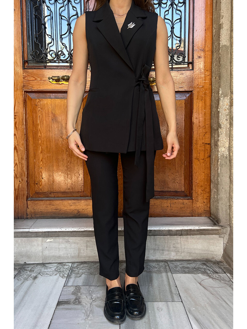 Siyah Broş Detaylı Bel Kuşaklı Kadın Yelek Pantolon İkili Takım-2