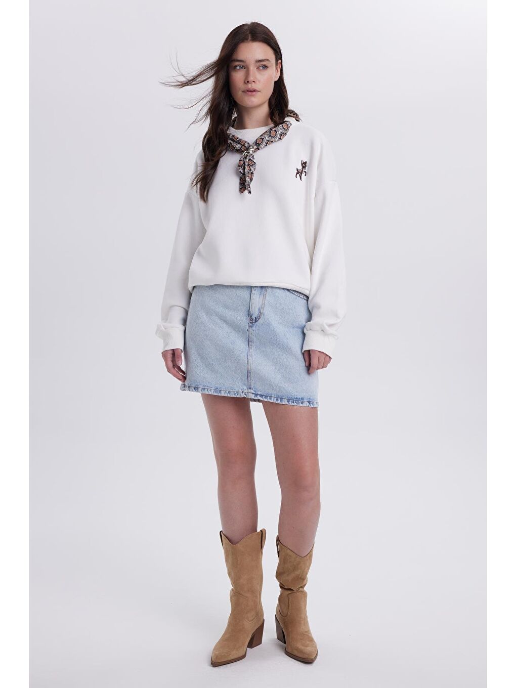 Kadın Oversize Geniş Kesim Pamuklu Fular Detaylı Bisiklet Yaka Beyaz Sweatshirt-3