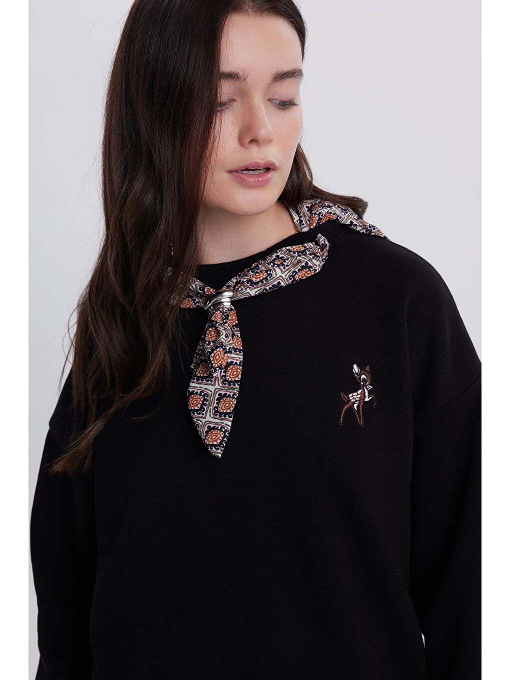 Kadın Oversize Geniş Kesim Pamuklu Fular Detaylı Bisiklet Yaka Siyah Sweatshirt-1