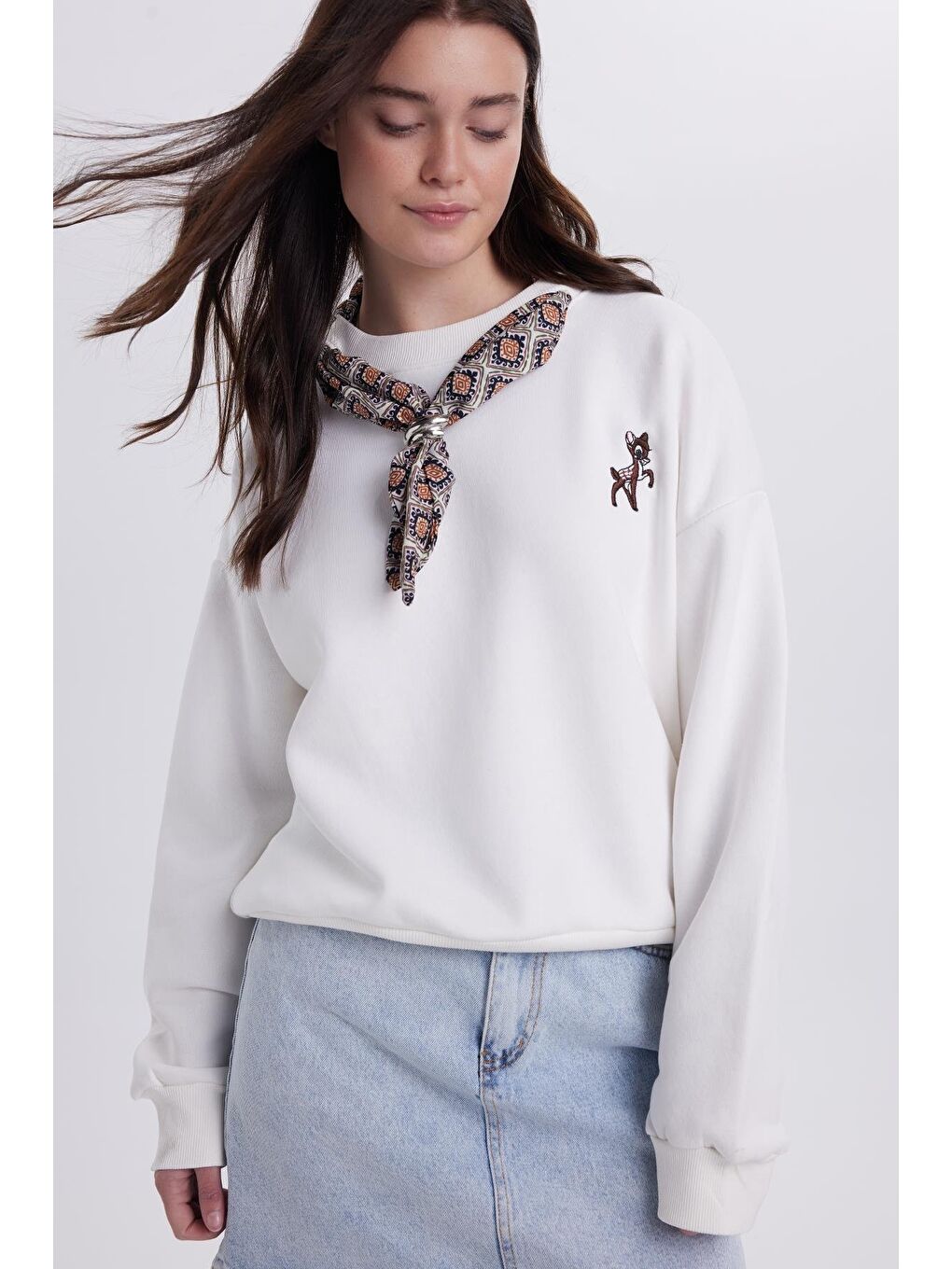 Kadın Oversize Geniş Kesim Pamuklu Fular Detaylı Bisiklet Yaka Beyaz Sweatshirt-4