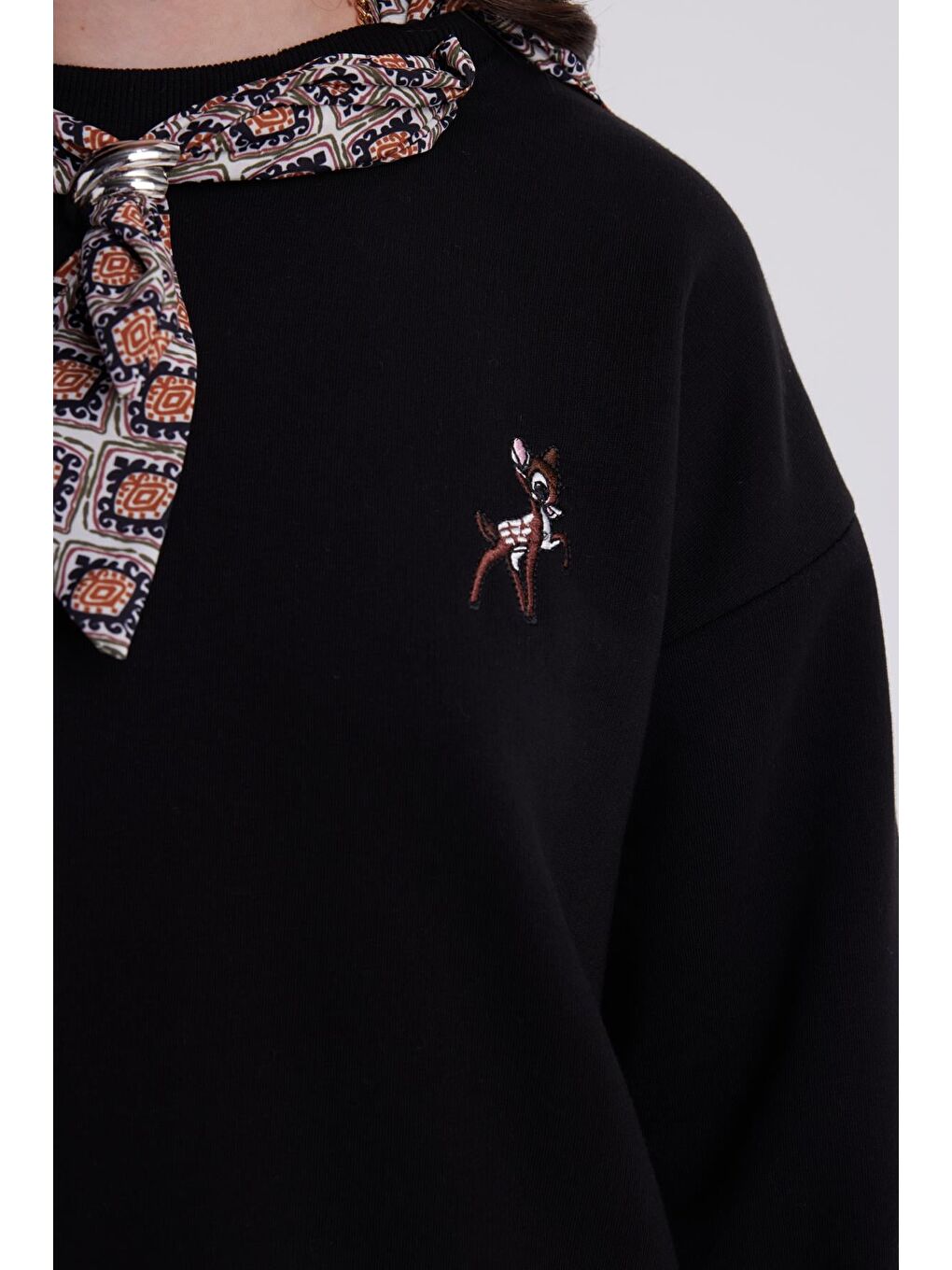 Kadın Oversize Geniş Kesim Pamuklu Fular Detaylı Bisiklet Yaka Siyah Sweatshirt-2