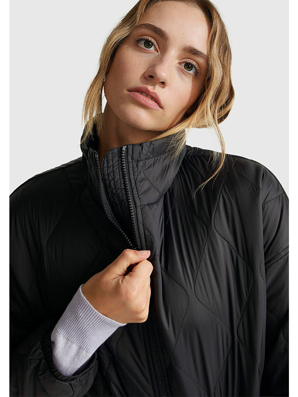 Kadın Siyah Fermuarlı Cepli Dik Yaka Kapitone Mont-5