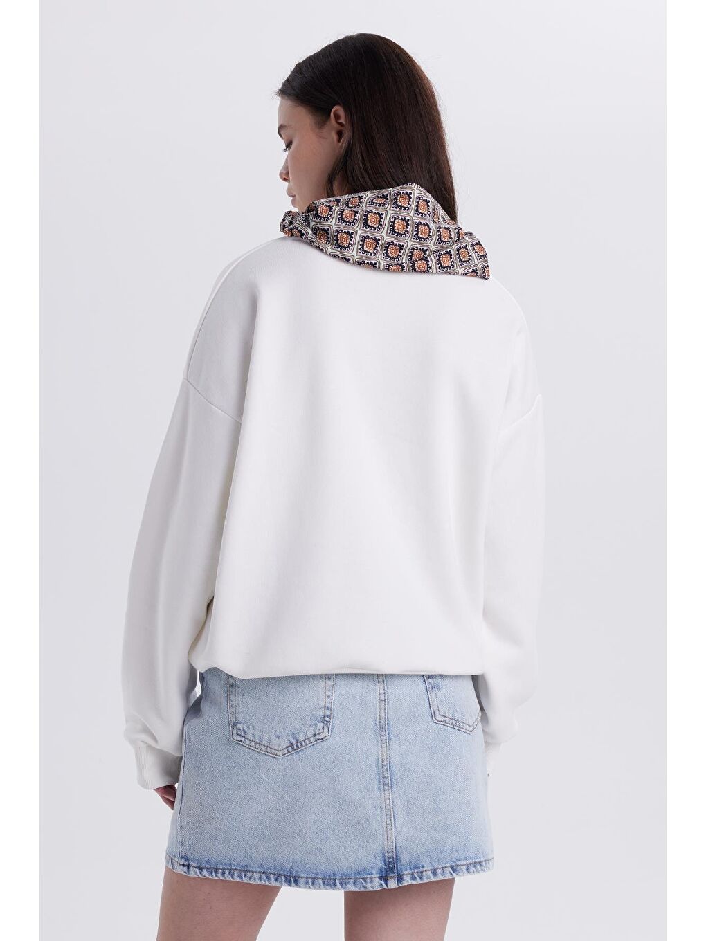 Kadın Oversize Geniş Kesim Pamuklu Fular Detaylı Bisiklet Yaka Beyaz Sweatshirt-6