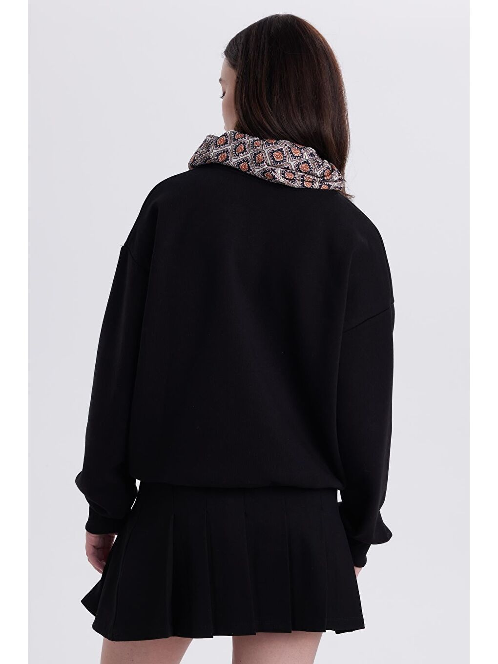 Kadın Oversize Geniş Kesim Pamuklu Fular Detaylı Bisiklet Yaka Siyah Sweatshirt-6