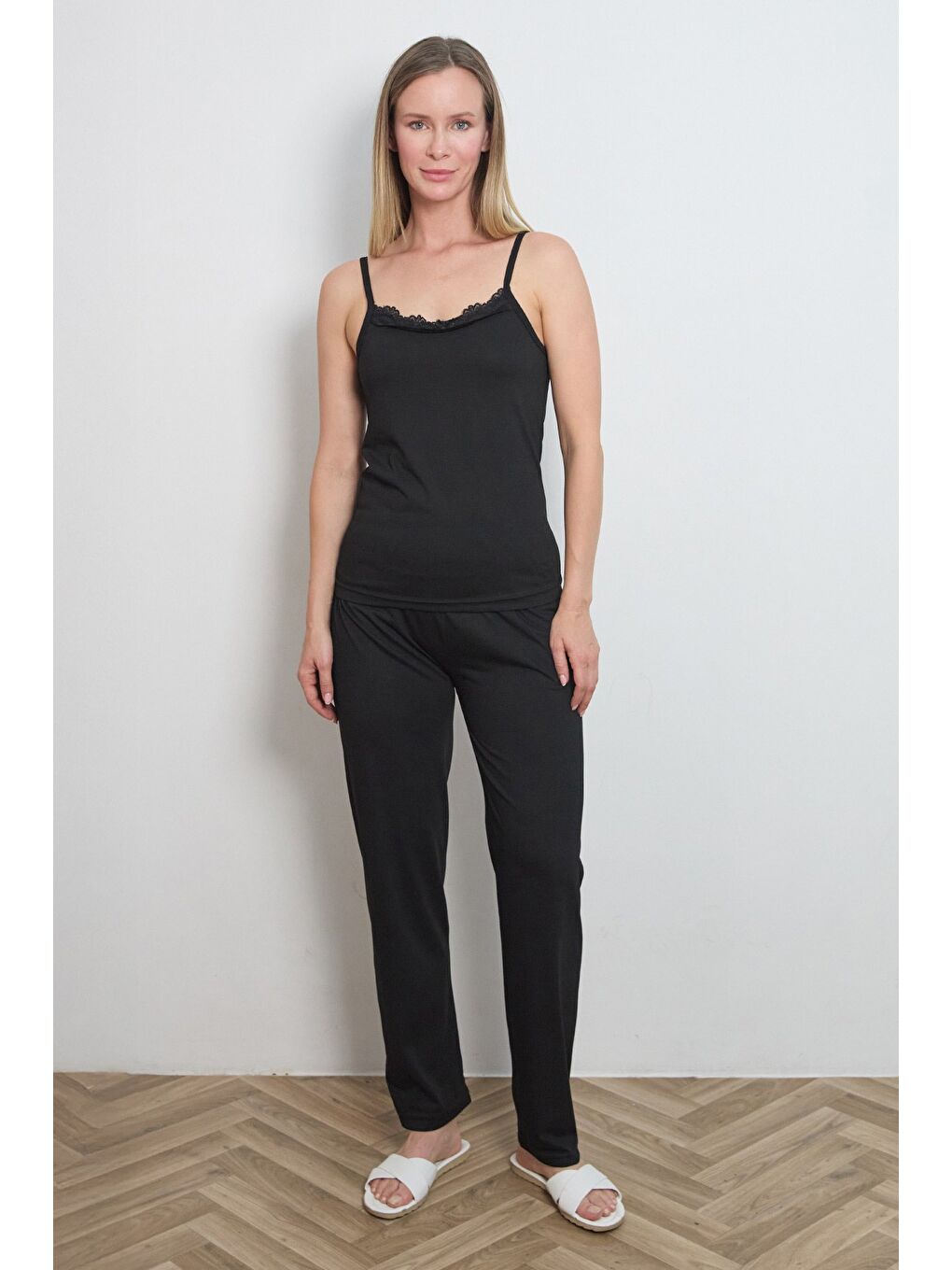 Siyah İnce Çizgili Askılı Dantelli Pijama Takımı
