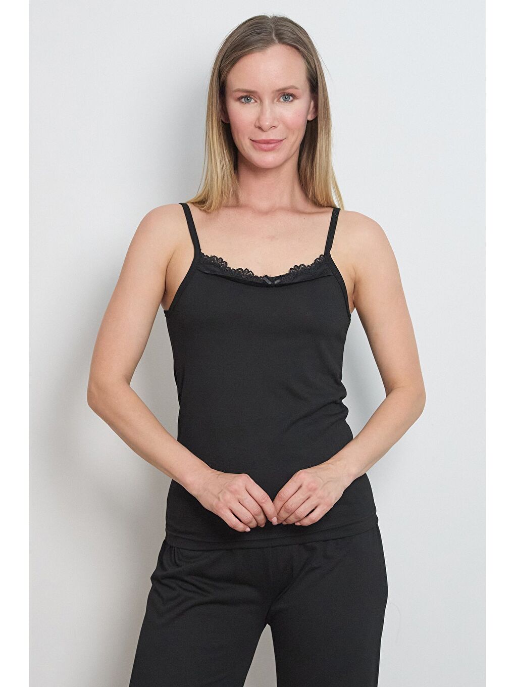 Siyah İnce Çizgili Askılı Dantelli Pijama Takımı-1