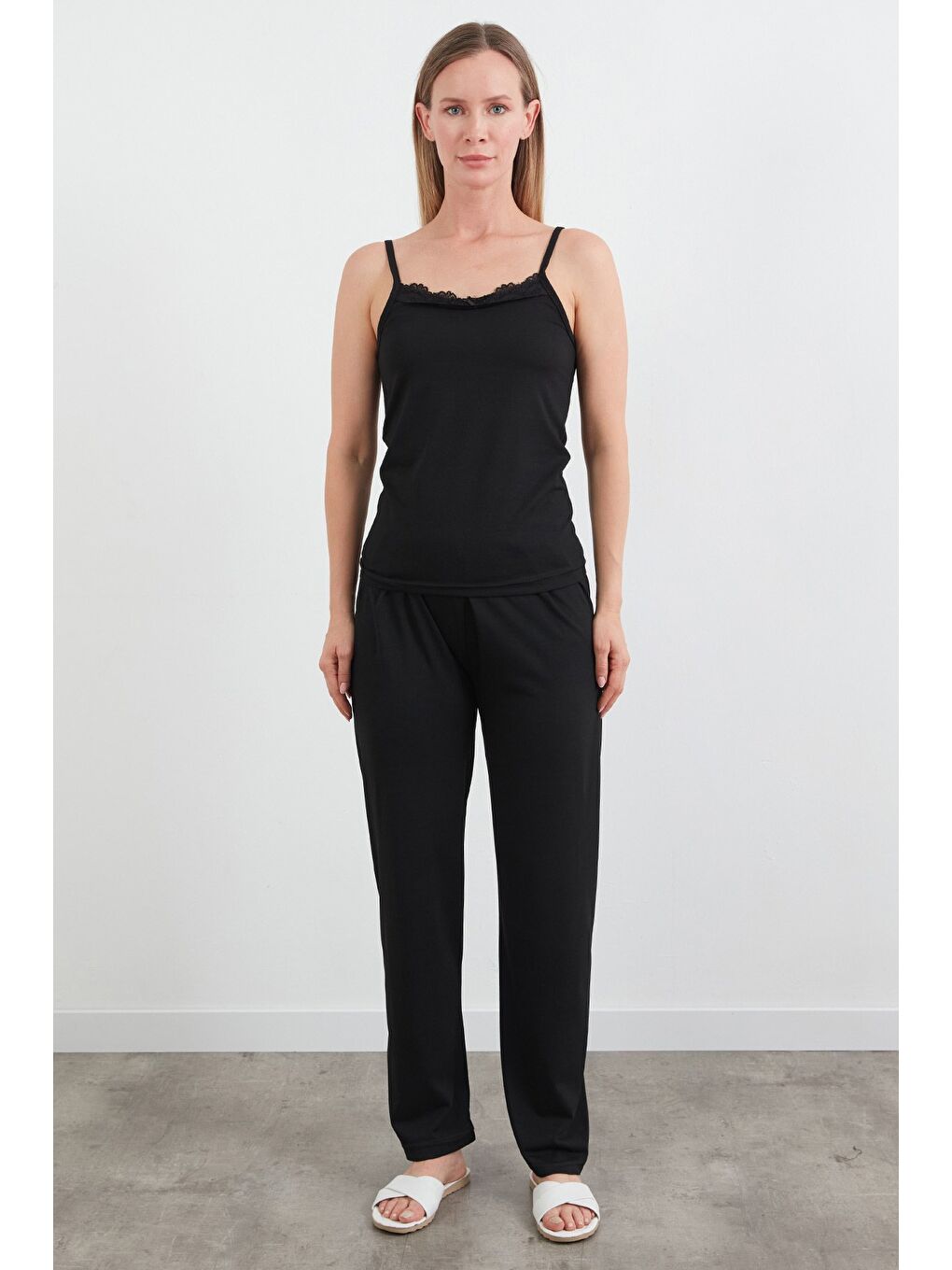 Siyah İnce Çizgili Askılı Dantelli Pijama Takımı-2