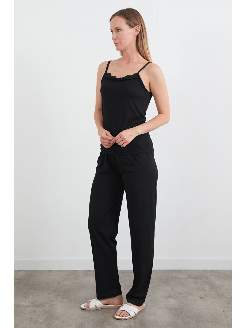 Siyah İnce Çizgili Askılı Dantelli Pijama Takımı-3