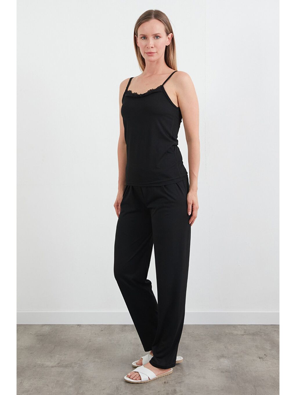 Siyah İnce Çizgili Askılı Dantelli Pijama Takımı-4