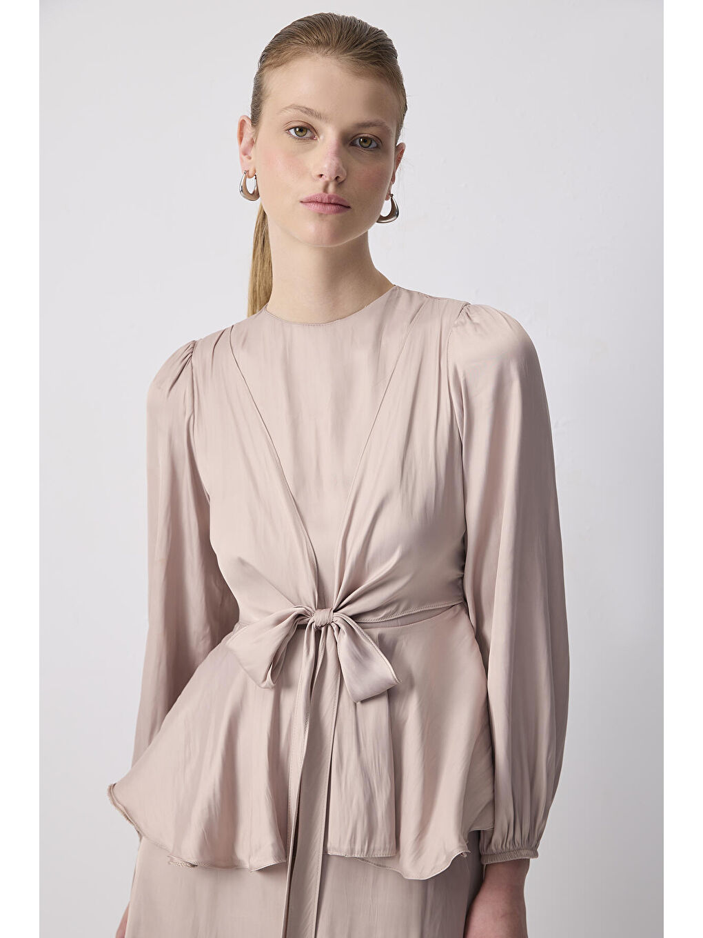 Bej Önden Bağlamalı Saten Bluz Etek Takım-1