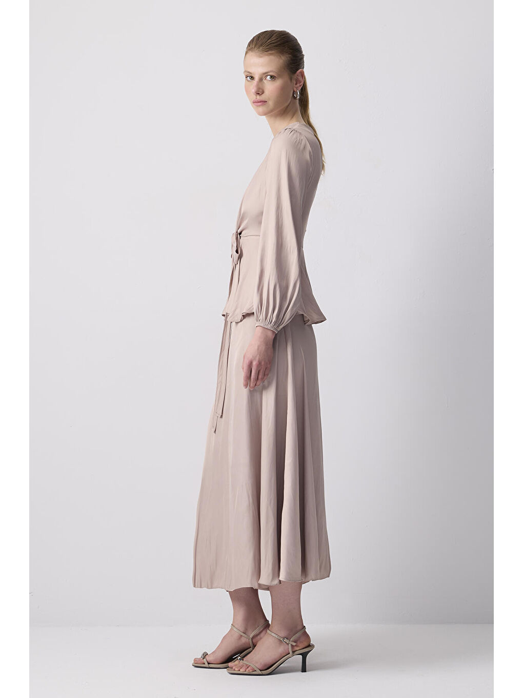 Bej Önden Bağlamalı Saten Bluz Etek Takım-2