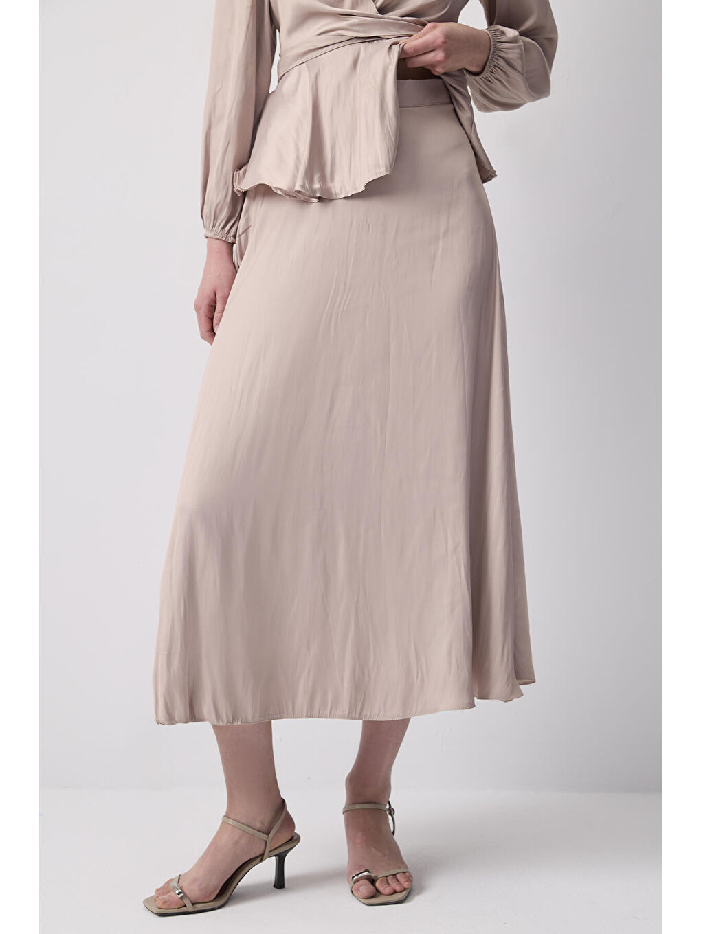 Bej Önden Bağlamalı Saten Bluz Etek Takım-4