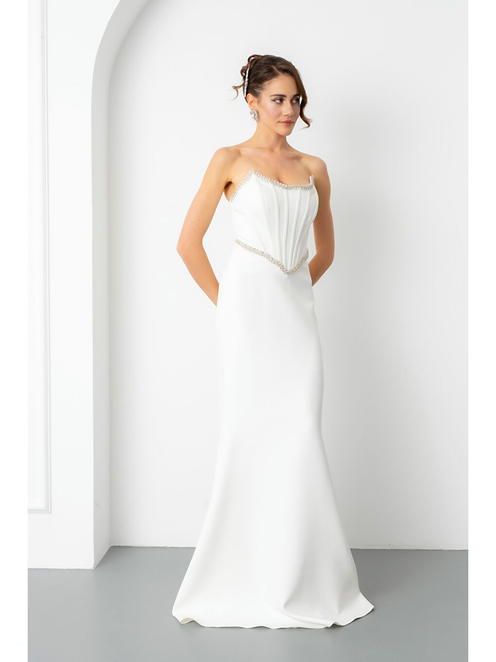 Kadın Beyaz Straplez Taşlı Peplum Kesim Söz Nişan Nikah Abiye Elbise