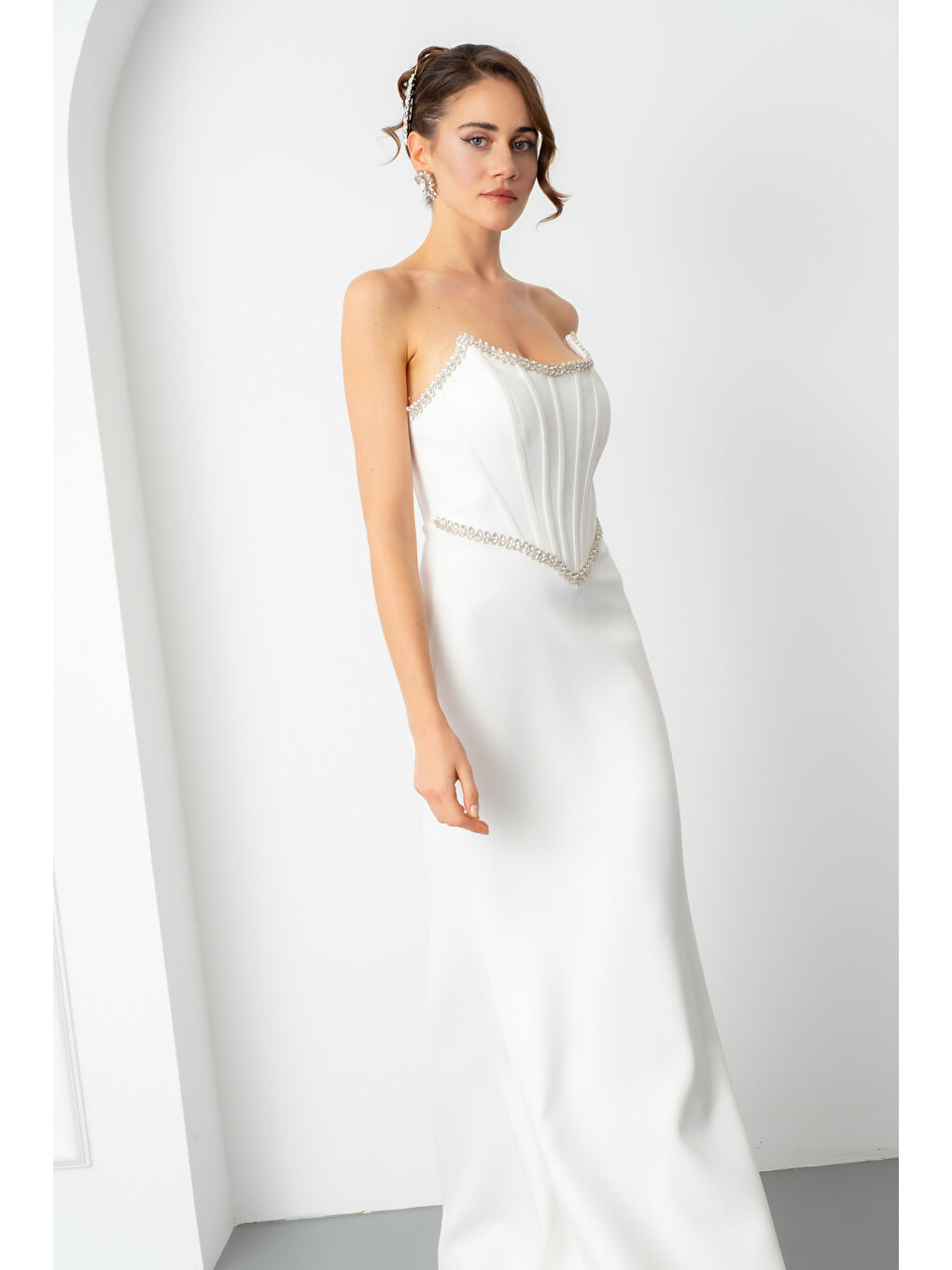 Kadın Beyaz Straplez Taşlı Peplum Kesim Söz Nişan Nikah Abiye Elbise-2