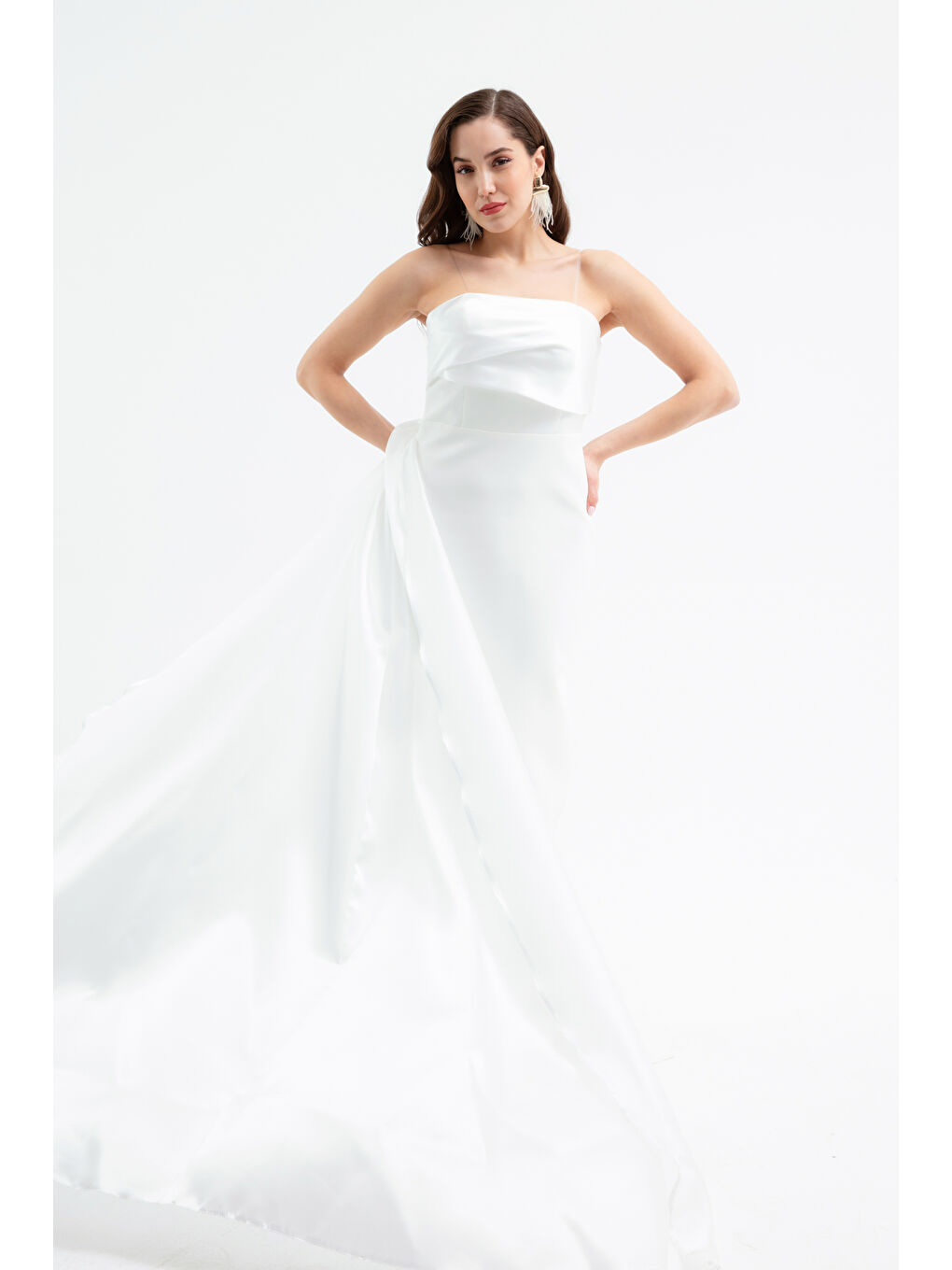 Kadın Beyaz Straplez Yaka Kuyruklu Söz Nişan Nikah Abiye Elbise