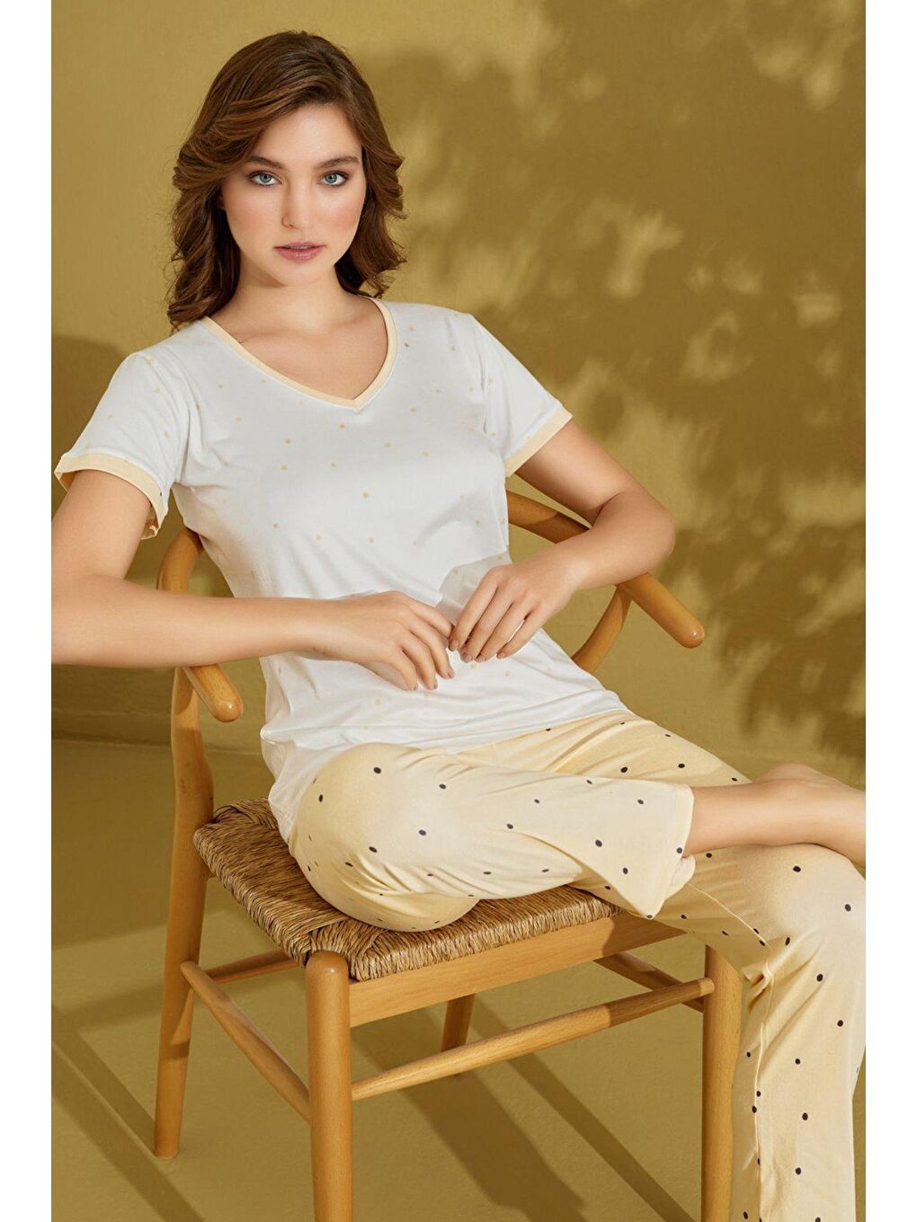 Sarı Puantiye Desenli V Yaka Pijama Takımı