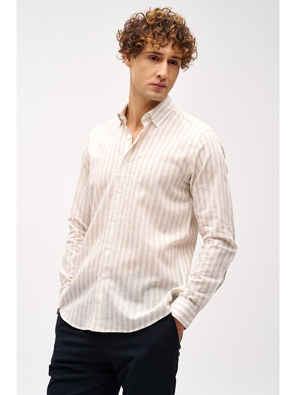 Bej Dynamic Fit Düğmeli Yaka Çizgili Uzun Kollu Cepsiz Pamuklu Gömlek