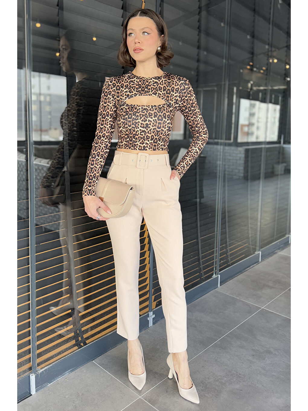 Bej Kemerli Kadın Kumaş Pantolon