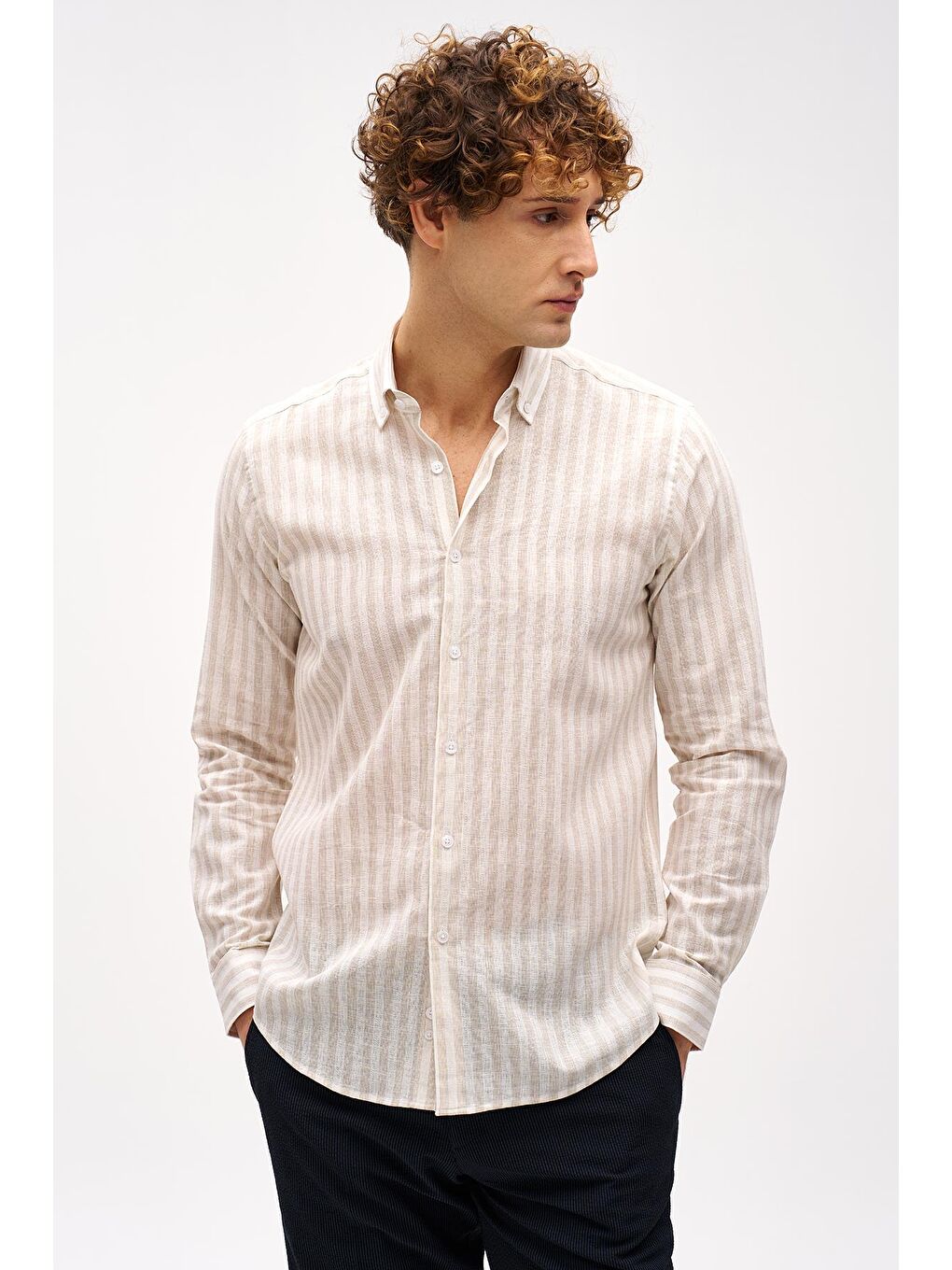 Bej Dynamic Fit Düğmeli Yaka Çizgili Uzun Kollu Cepsiz Pamuklu Gömlek-1