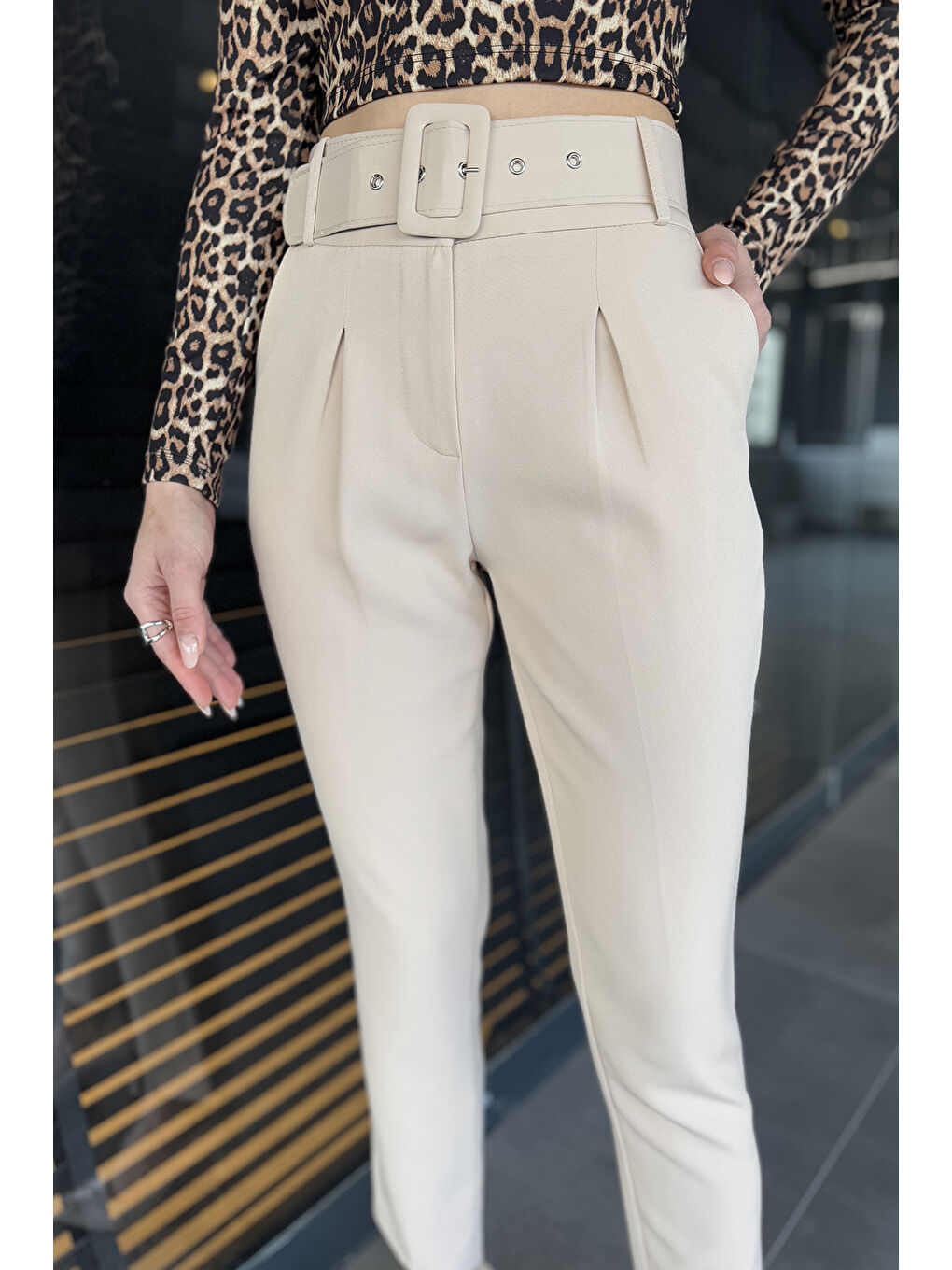Bej Kemerli Kadın Kumaş Pantolon-3
