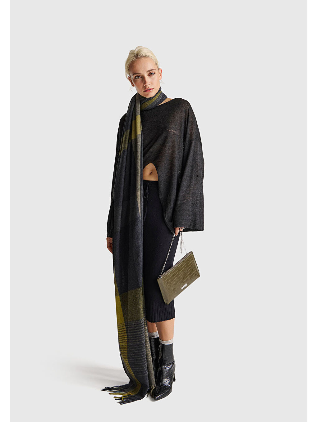 Kadın Siyah Alpaka ve Yün Karışımlı Düğme Detaylı Beli Bağlamalı Kazak-4