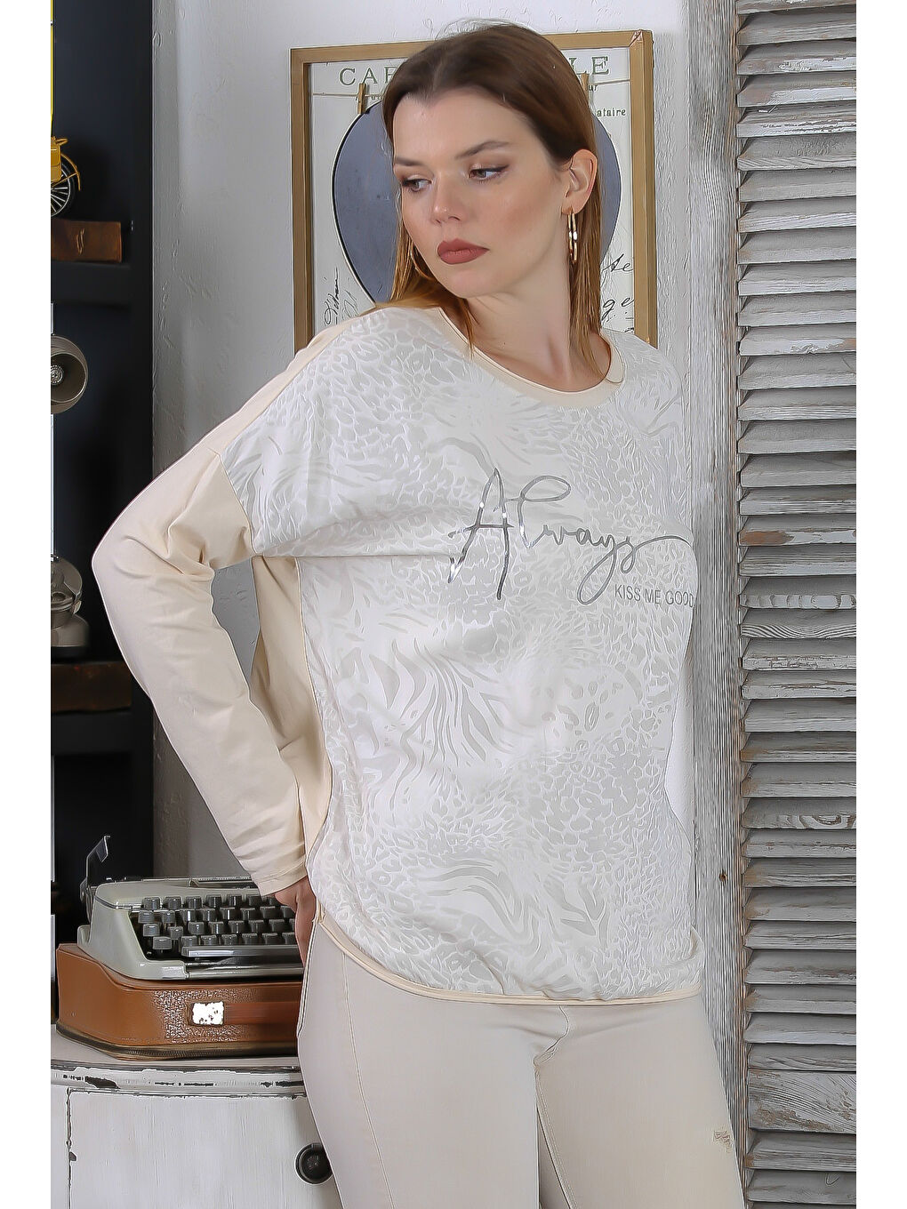 İtalyan Bej Yuvarlak Yaka Uzun Kol Varak Baskılı Casual Dokuma Bluz-1