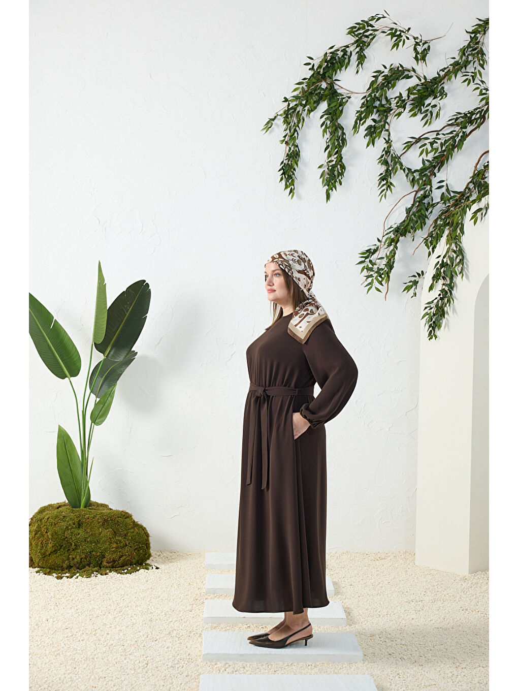 Kahverengi Bel ve Kol Ucu Lastik Detaylı Elbise