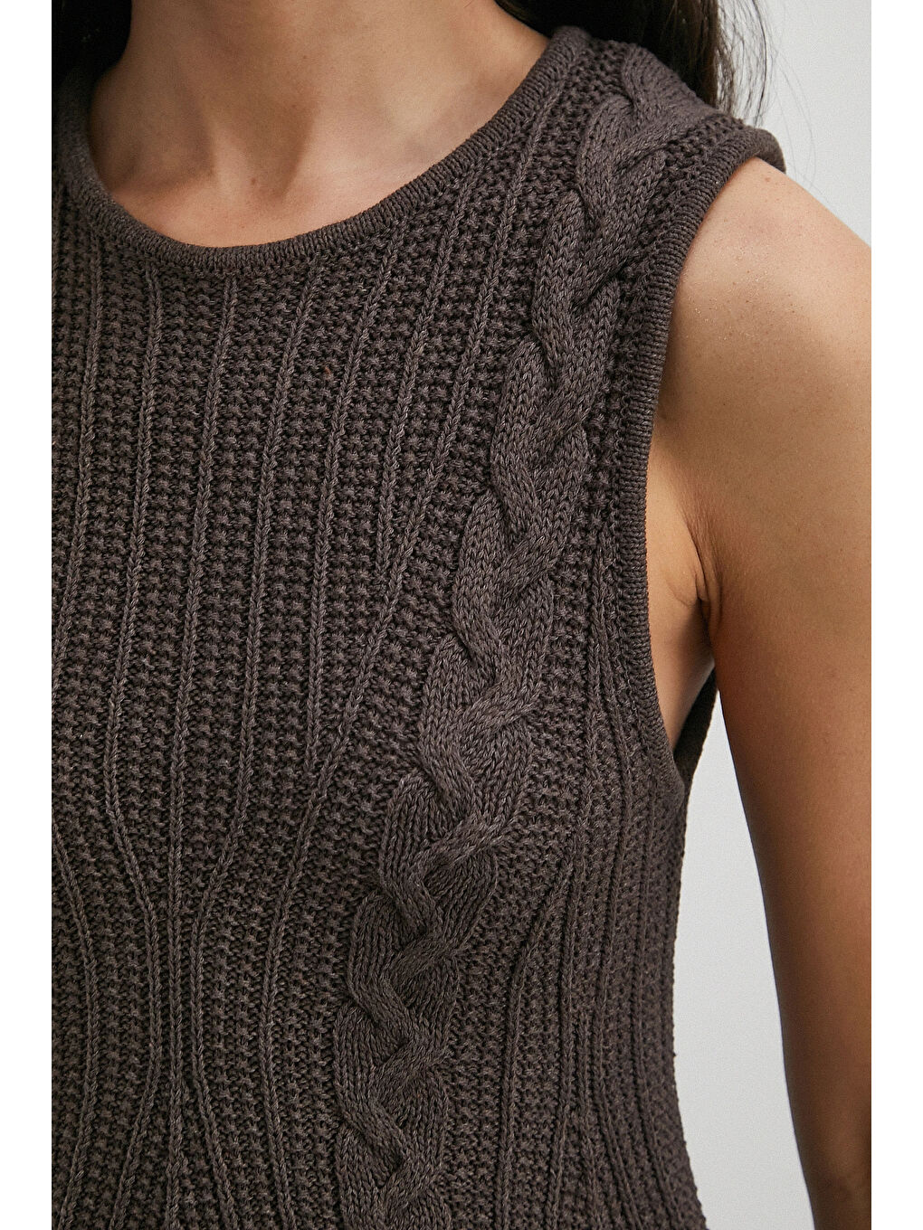 Karışık Burgu Örgü Kolsuz Triko Kahve-4