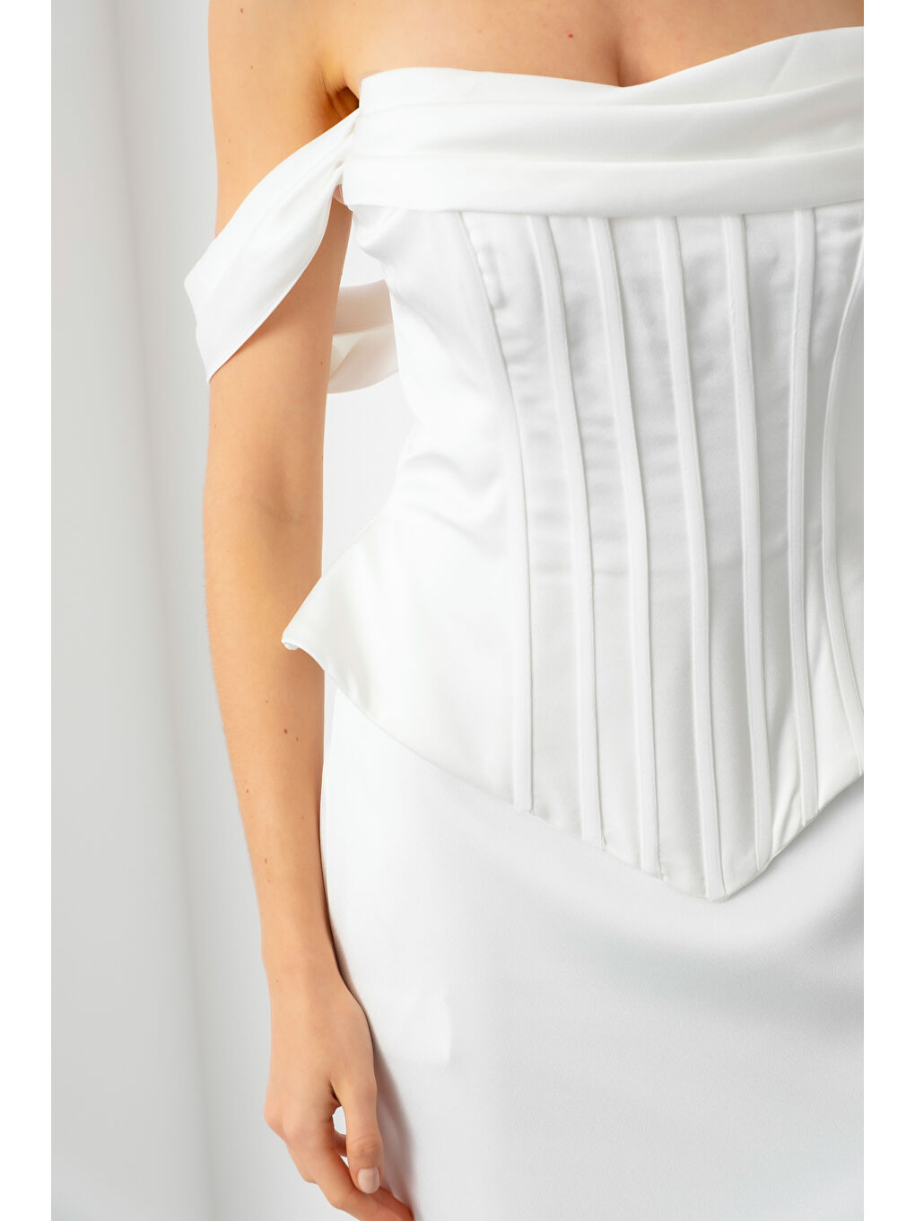 Kadın Beyaz Kayık Yaka Balenli Peplum Kesim Saten Abiye Elbise-4