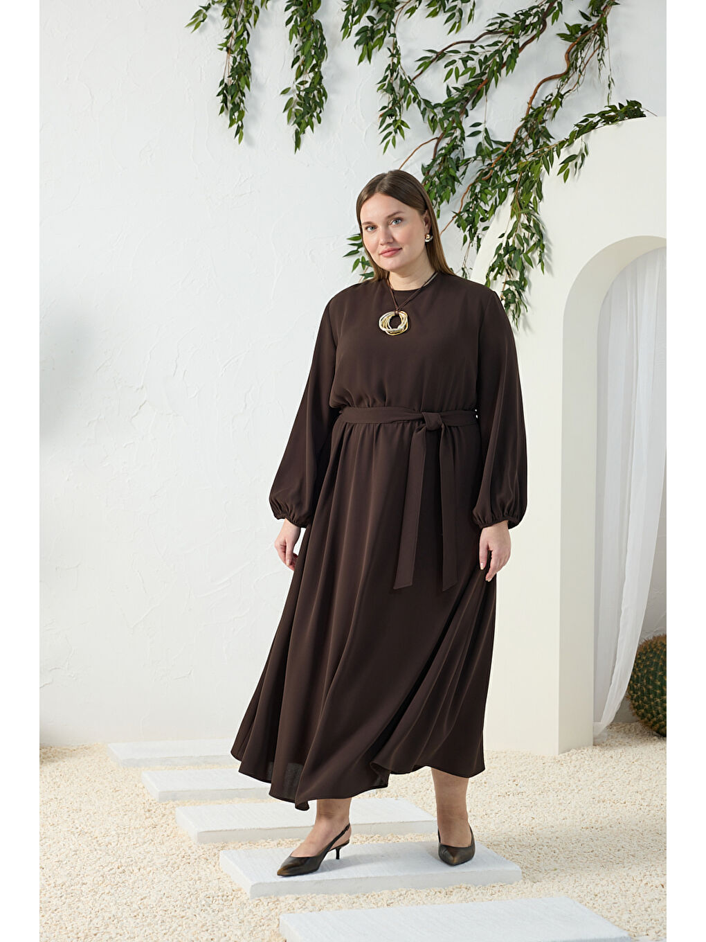 Kahverengi Bel ve Kol Ucu Lastik Detaylı Elbise-1