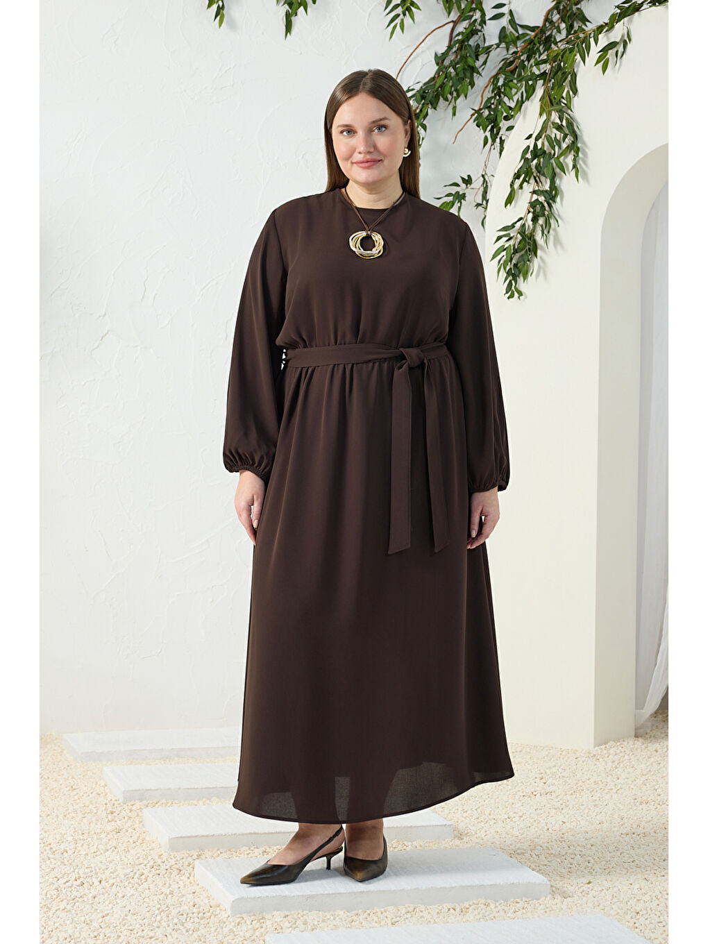 Kahverengi Bel ve Kol Ucu Lastik Detaylı Elbise-2