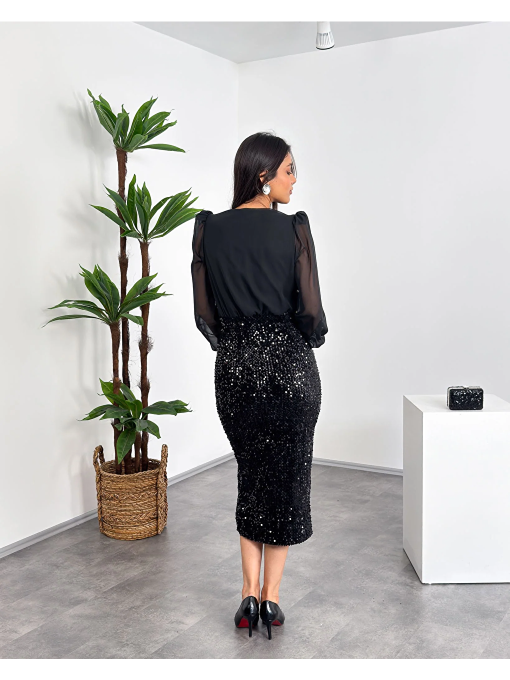 Siyah Şifon Gömlek Detaylı Pul Payet Etekli Yırtmaçlı Kadın Elbise-1