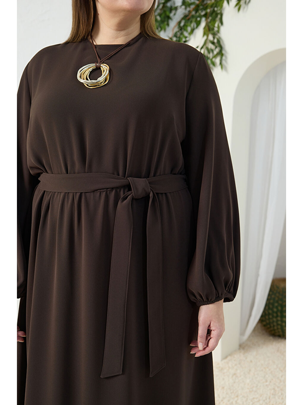 Kahverengi Bel ve Kol Ucu Lastik Detaylı Elbise-4