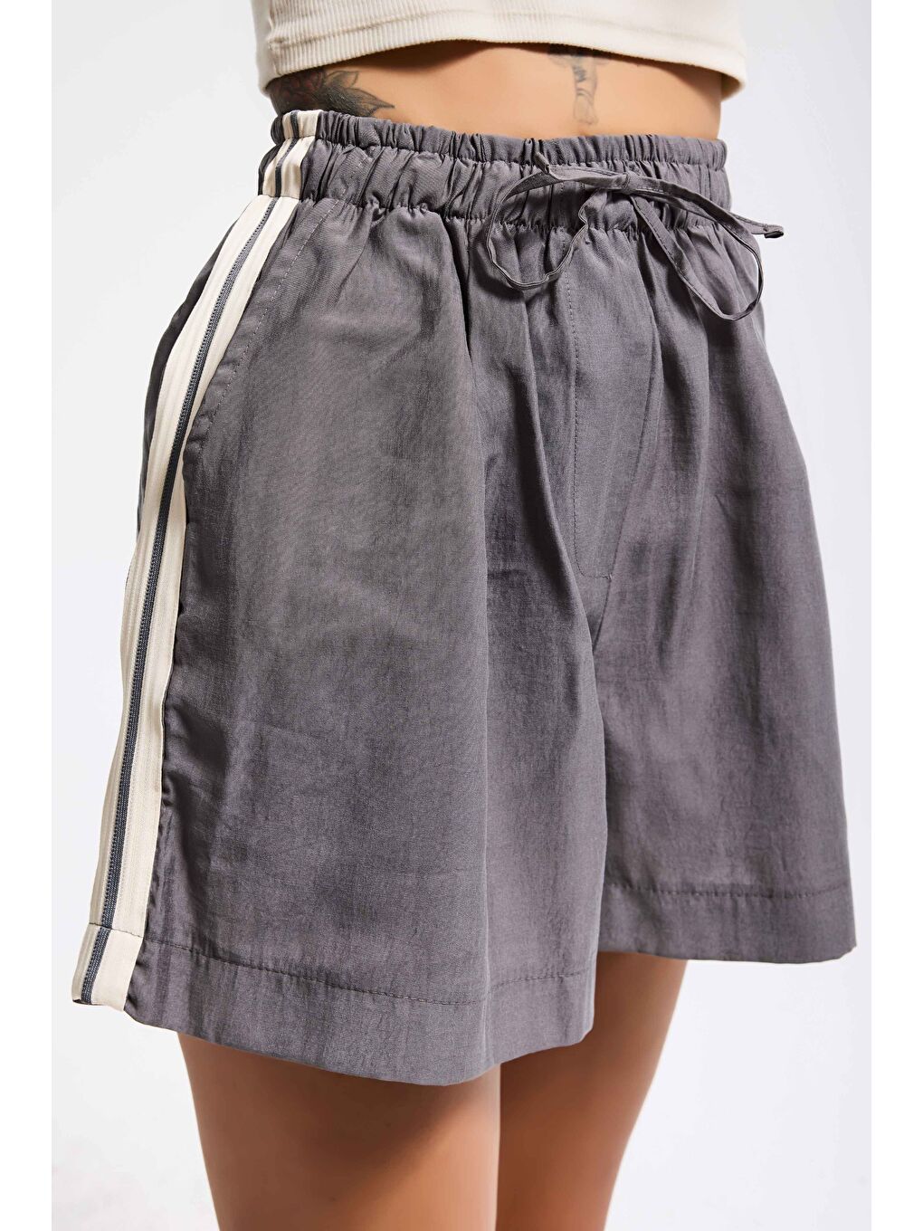 Kadın Gri s6-106 Bol Kesim Şerit Detaylı Esnek Kumaş Şort-2
