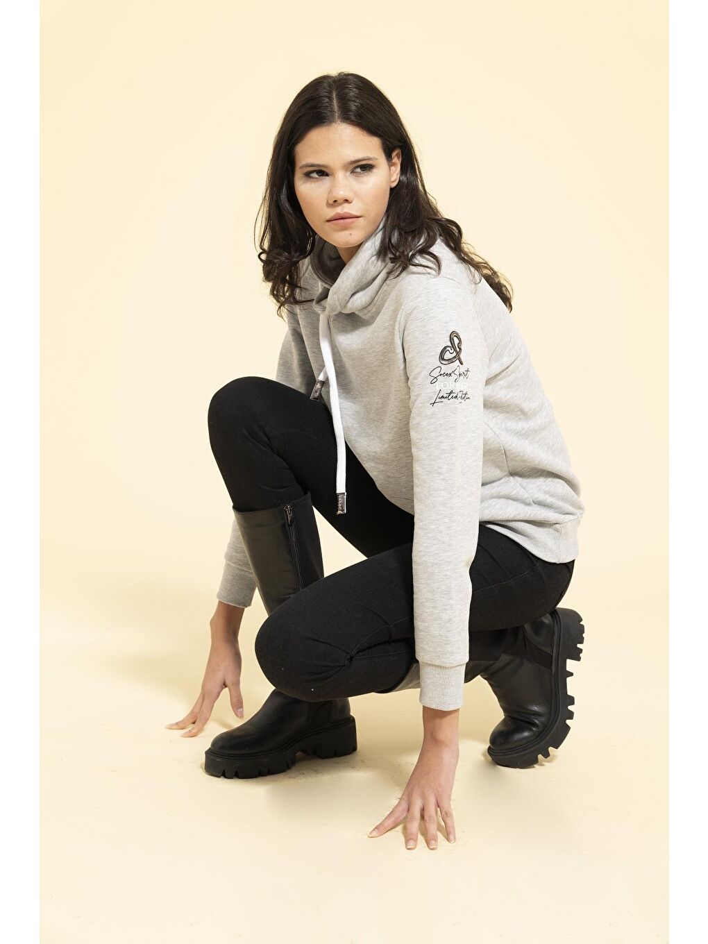 Yaka Kordon Detaylı Kanguru Cep Gri Sweatshirt-1